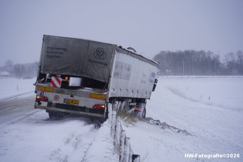 Henry-Wallinga©-Ongeval-Vrachtwagen-Sneeuw-Kamperzeedijk-Genemuiden-03
